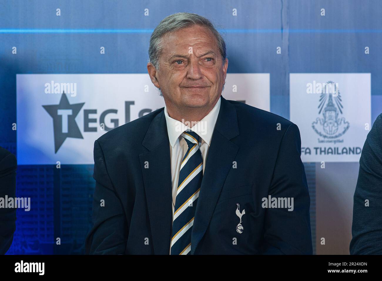 Bangkok, Thailandia. 17th maggio, 2023. Gary Mabbutt del Tottenham Hotspur FC partecipa a una conferenza stampa della partita di calcio espositiva tra il Leicester City FC e il Tottenham Hotspur FC presso il King Power Mahanakhon Building di Bangkok. La partita di calcio della mostra tra il Leicester City FC e il Tottenham Hotspur FC si terrà in Thailandia il 23 luglio 2023 allo stadio Rajamangala di Bangkok. Credit: SOPA Images Limited/Alamy Live News Foto Stock