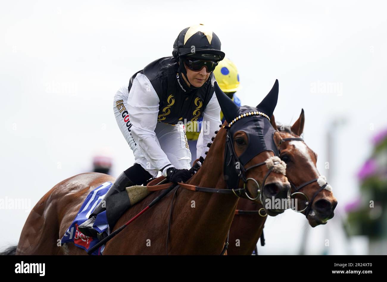 Gli scampi guidati dal jockey Hayley Turner vincono la gara Sky Bet all