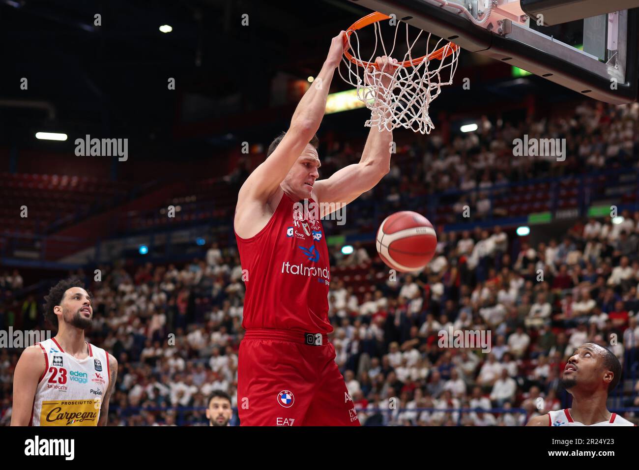 Milano, Italia. 15th maggio, 2023. Italia, Milano, maggio 15 2023: Johannes Voigtmann (Armani Center) si squarcia nel 2nd° trimestre durante la partita di basket EA7 Emporio Armani Milano vs Pesaro, QF Playoff game2 LBA 2022-2023 (Credit Image: © Fabrizio Andrea Bertani/Pacific Press via ZUMA Press Wire) SOLO PER USO EDITORIALE! Non per USO commerciale! Foto Stock
