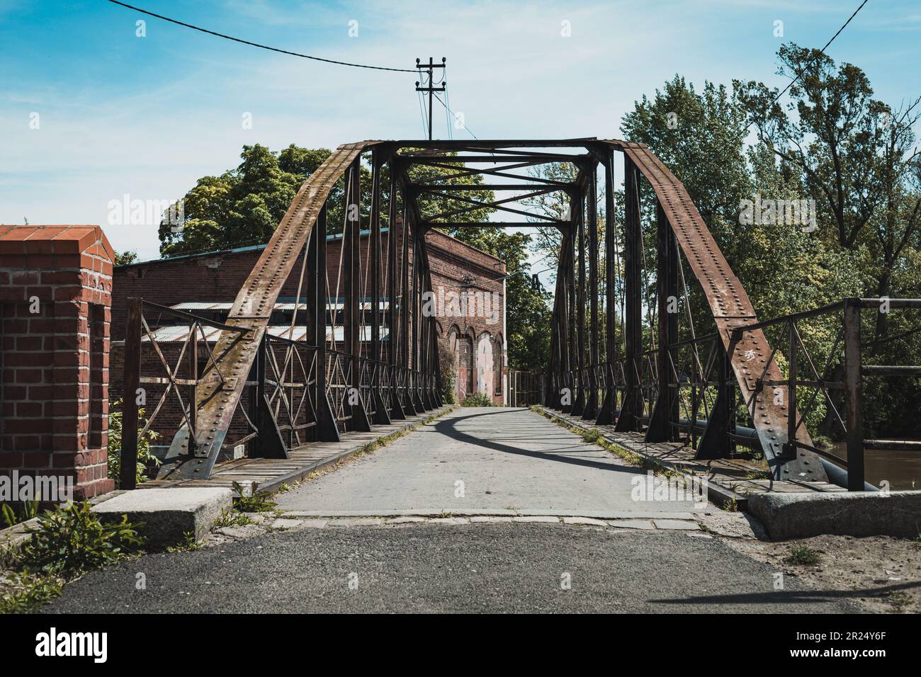 vecchio ponte arrugginito in una giornata di sole Foto Stock