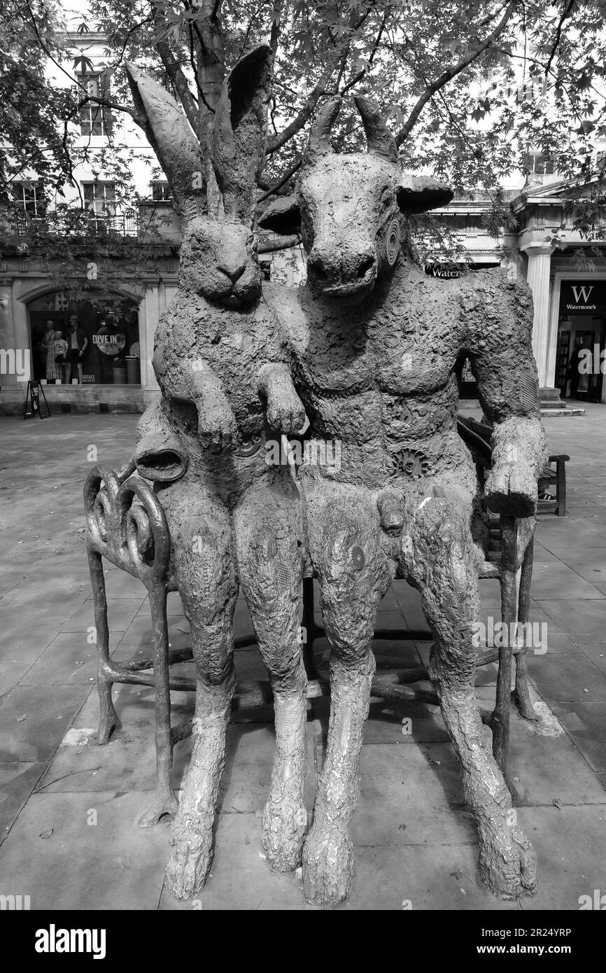 Statua di Lepre e Minotauro sulla passeggiata di Cheltenham. Inizialmente faceva parte di una mostra temporanea di opere dell'artista Sophie Ryder, con sede nel Gloucestershire Foto Stock