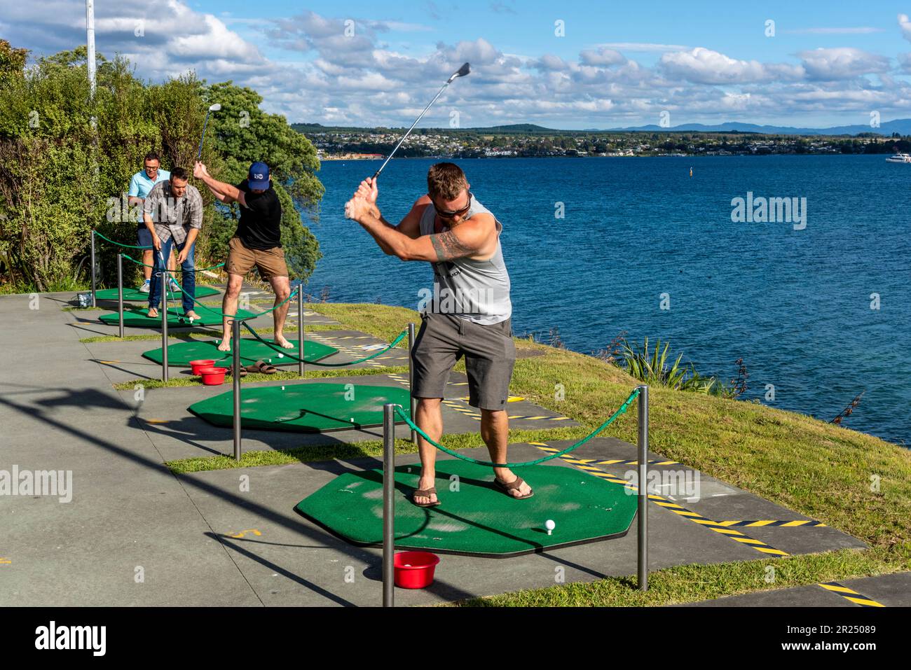 I visitatori del lago Taupo Play the Hole in One Challenge, Lake Taupo, Nuova Zelanda Foto Stock