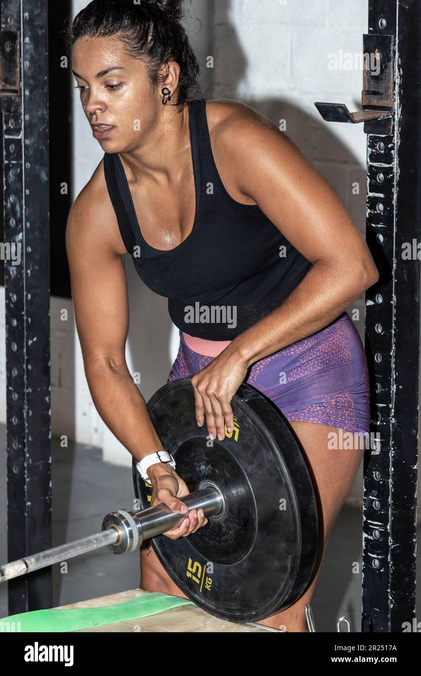 Costruire muscoli e rompere barriere: Sessione di allenamento stimolante con Latina Foto Stock