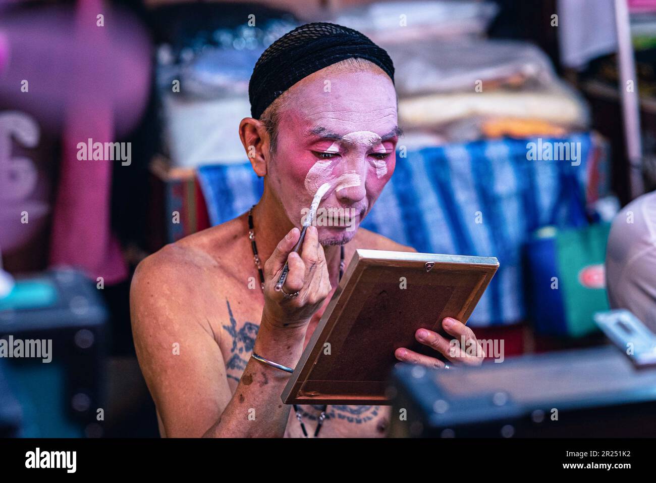 Bangkok, Thailandia. 16th maggio, 2023. Il performer dell'opera cinese prepara il make-up per uno spettacolo in un tempio di Bangkok. Artista lirico cinese della troupe e Lai Heng Giah Tuang visto prima della loro esecuzione in un tempio di Bangkok. Nel 19th ° secolo l'opera teo Chew era la forma di intrattenimento più popolare della città con centinaia di troupe che si esibivano a grandi folle; oggi il suo fascino sta diminuendo con meno di 20 troupe che si esibiscono a folle sempre più sparse. Credit: SOPA Images Limited/Alamy Live News Foto Stock