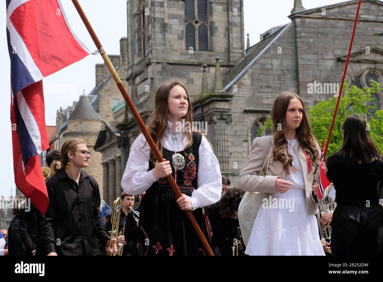 Edimburgo, Scozia, Regno Unito. 17th maggio 2023. Organizzato dal Consolato Generale reale norvegese, quest’anno festeggia la Giornata della Costituzione norvegese, con una sfilata e una marcia da Cockburn Street lungo la High Street, terminando con una cerimonia alla lapide commemorativa dei Princes Street Gardens. Sul Royal Mile, i partecipanti sfilano indossando costume tradizionale. Credit: Craig Brown/Alamy Live News Foto Stock