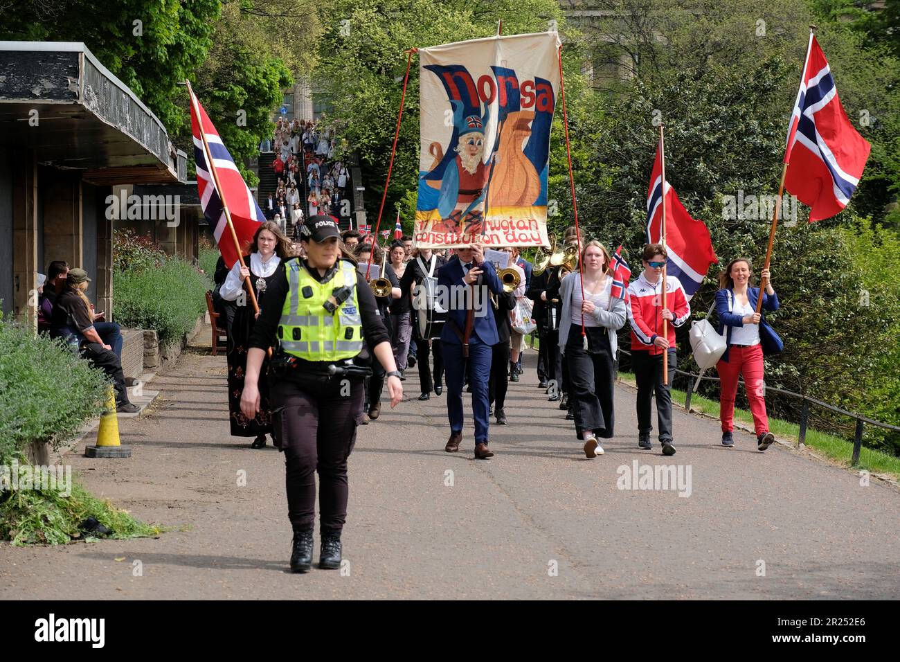 Edimburgo, Scozia, Regno Unito. 17th maggio 2023. Organizzato dal Consolato Generale reale norvegese, quest’anno festeggia la Giornata della Costituzione norvegese, con una sfilata e una marcia da Cockburn Street lungo la High Street, terminando con una cerimonia alla lapide commemorativa dei Princes Street Gardens. Marciando nei Princes Street Gardens dal Mound. Credit: Craig Brown/Alamy Live News Foto Stock