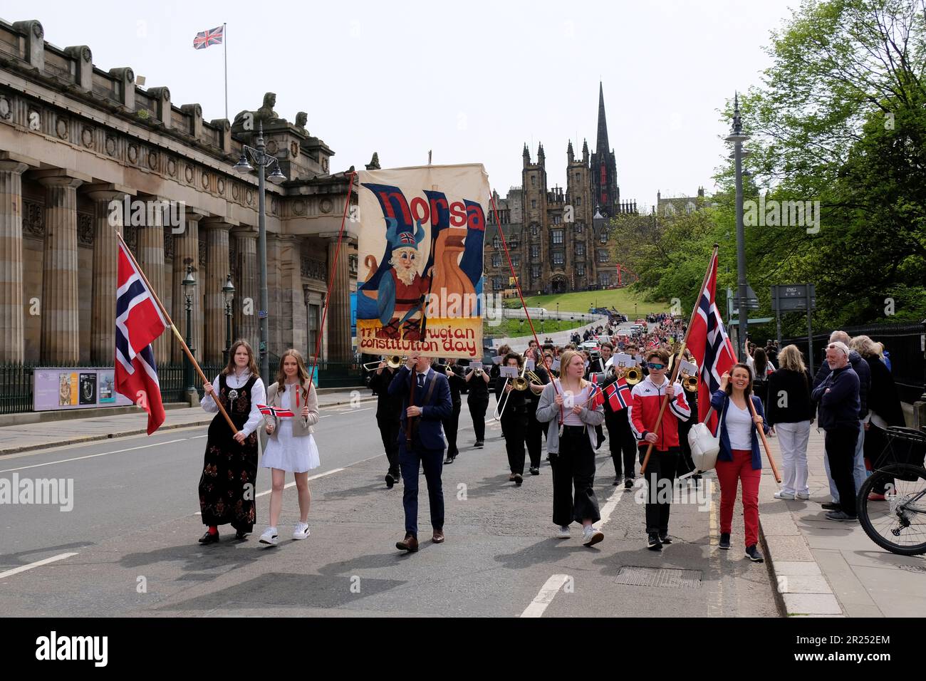 Edimburgo, Scozia, Regno Unito. 17th maggio 2023. Organizzato dal Consolato Generale reale norvegese, quest’anno festeggia la Giornata della Costituzione norvegese, con una sfilata e una marcia da Cockburn Street lungo la High Street, terminando con una cerimonia alla lapide commemorativa dei Princes Street Gardens. La marcia a piedi lungo il tumulo. Credit: Craig Brown/Alamy Live News Foto Stock