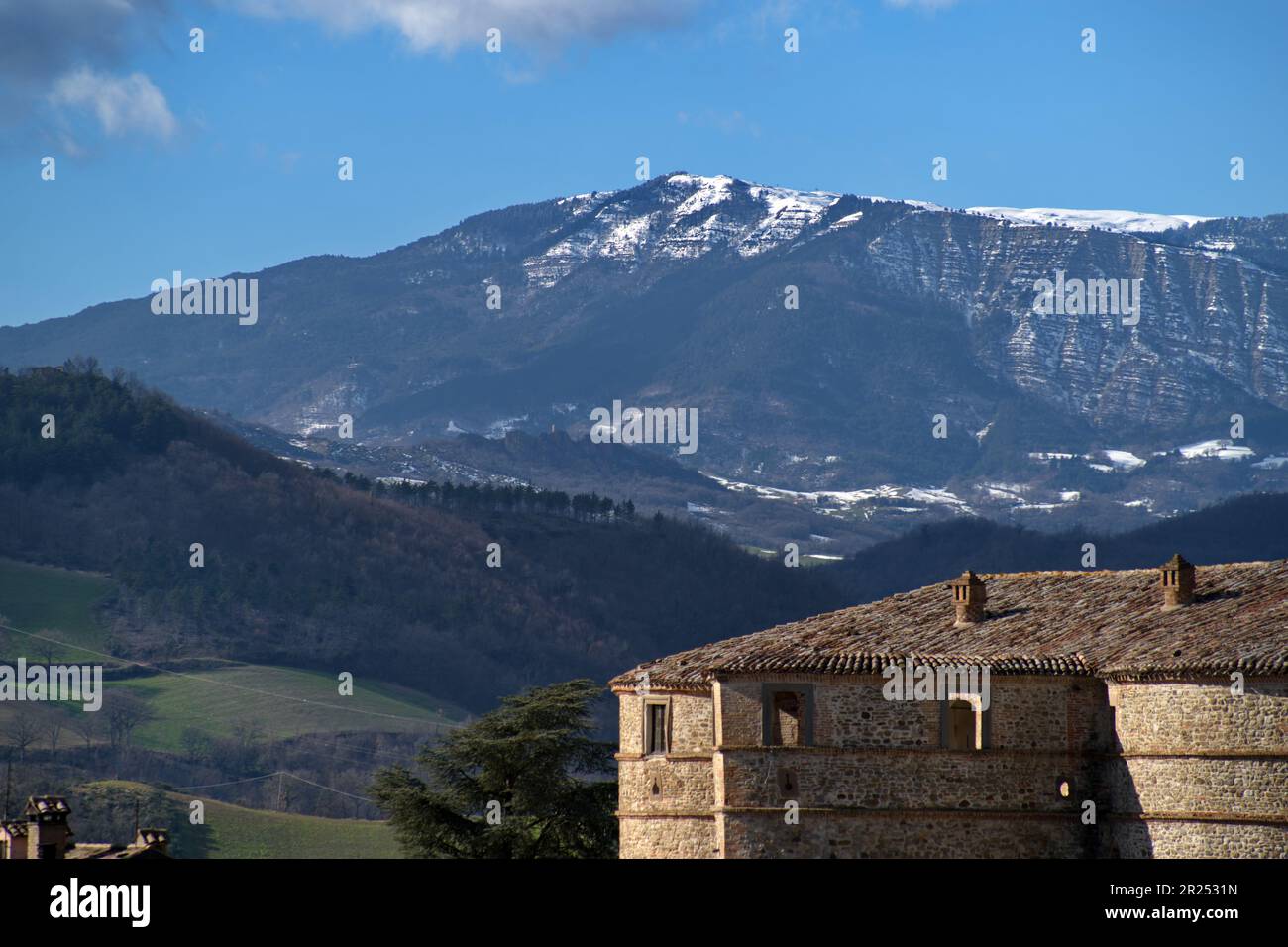 La Rocca Ubaldinesca sullo sfondo del Carpegna Foto Stock