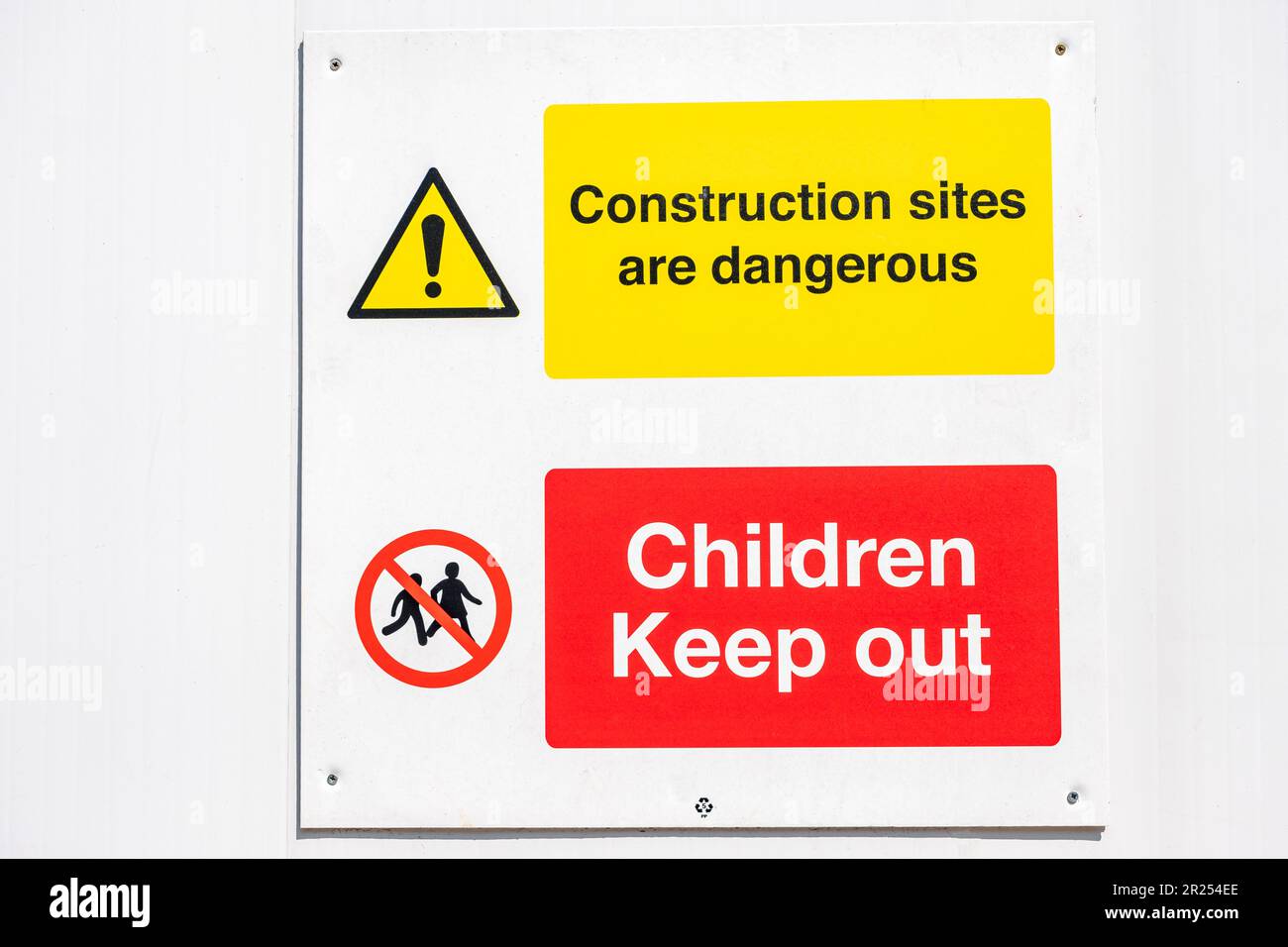 Segnali di avvertenza per la salute e la sicurezza all'ingresso del cantiere di costruzione UK Foto Stock