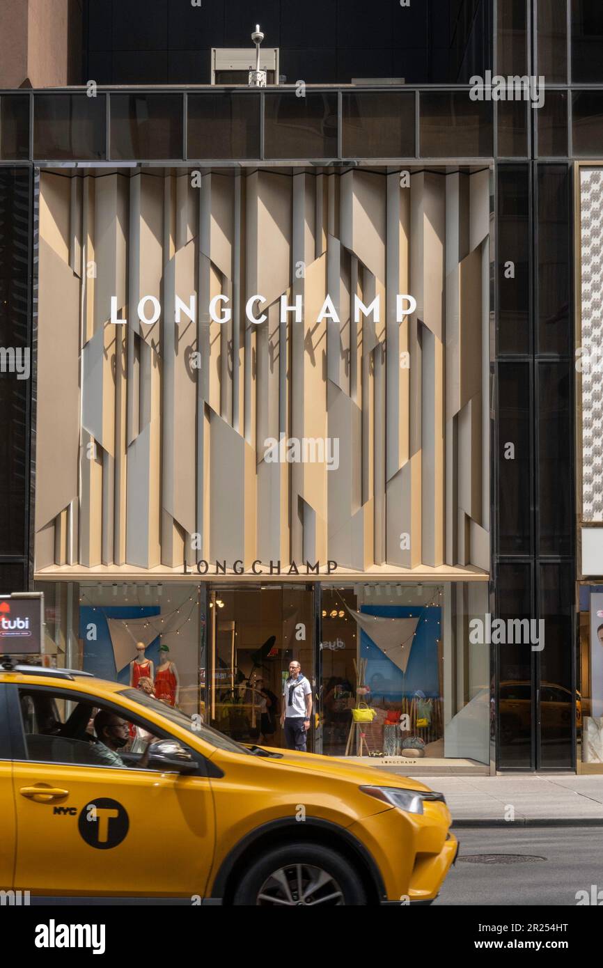 Longchamp Fifth Avenue è un negozio di moda di alto livello situato nella torre olimpica 645 Fifth Avenue, New York City, USA 2023 Foto Stock