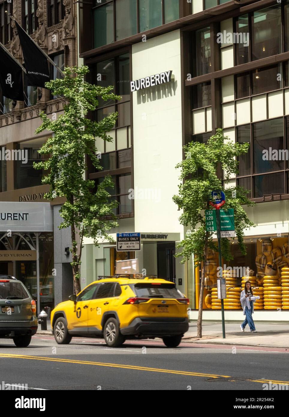 Il negozio di punta Burberry si trova in E. 57th St., 2023, New York City, USA Foto Stock