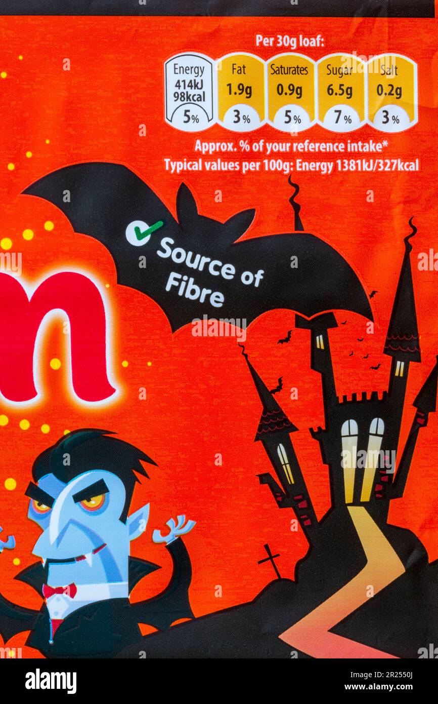 Informazioni nutrizionali sistema di semafori etichettatura con codice colore informazioni sull'etichetta su una confezione di mini pagnotte di cioccolato Scream Soreen e arancia Foto Stock