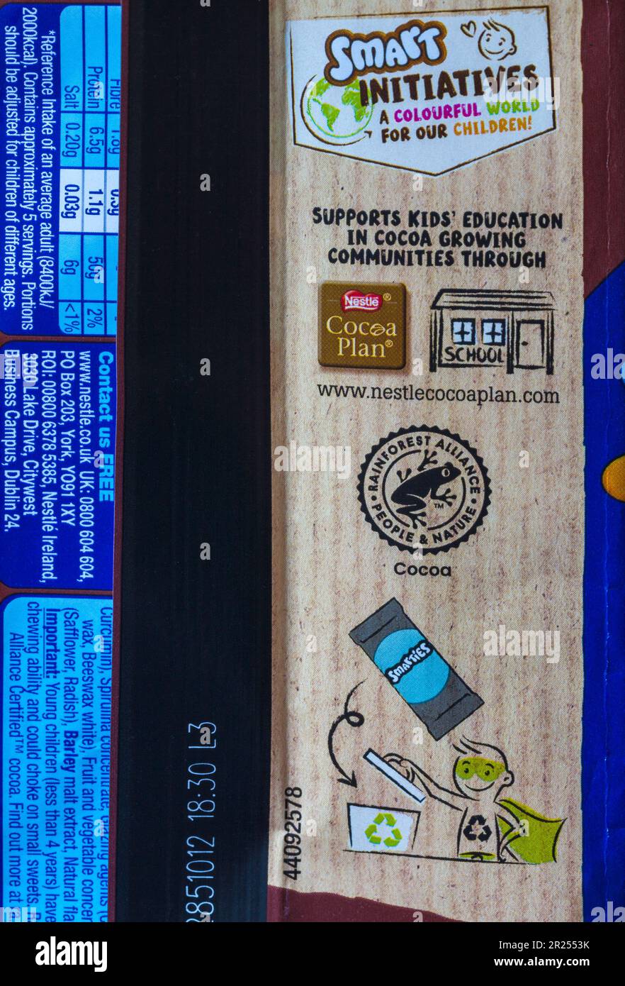 Le iniziative Smart supportano l'educazione dei bambini nelle comunità che coltivano cacao attraverso le informazioni sulla barra di cioccolato i di Nestle Smarties Foto Stock