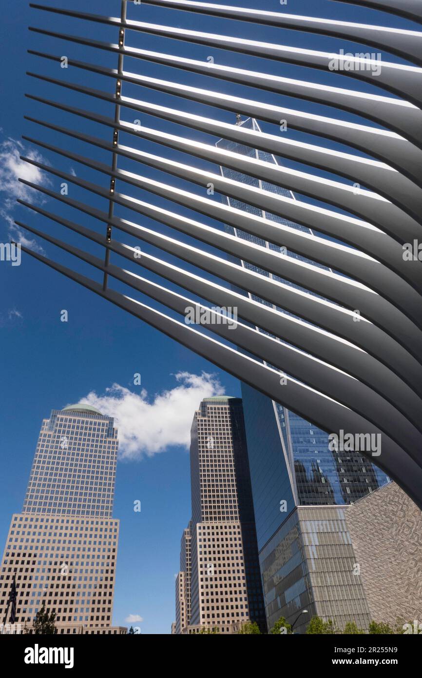 L'Oculus, la Freedom Tower e Brookfield Place, circondano il monumento commemorativo del 9/11 nel quartiere finanziario, 2023, New York City, USA Foto Stock
