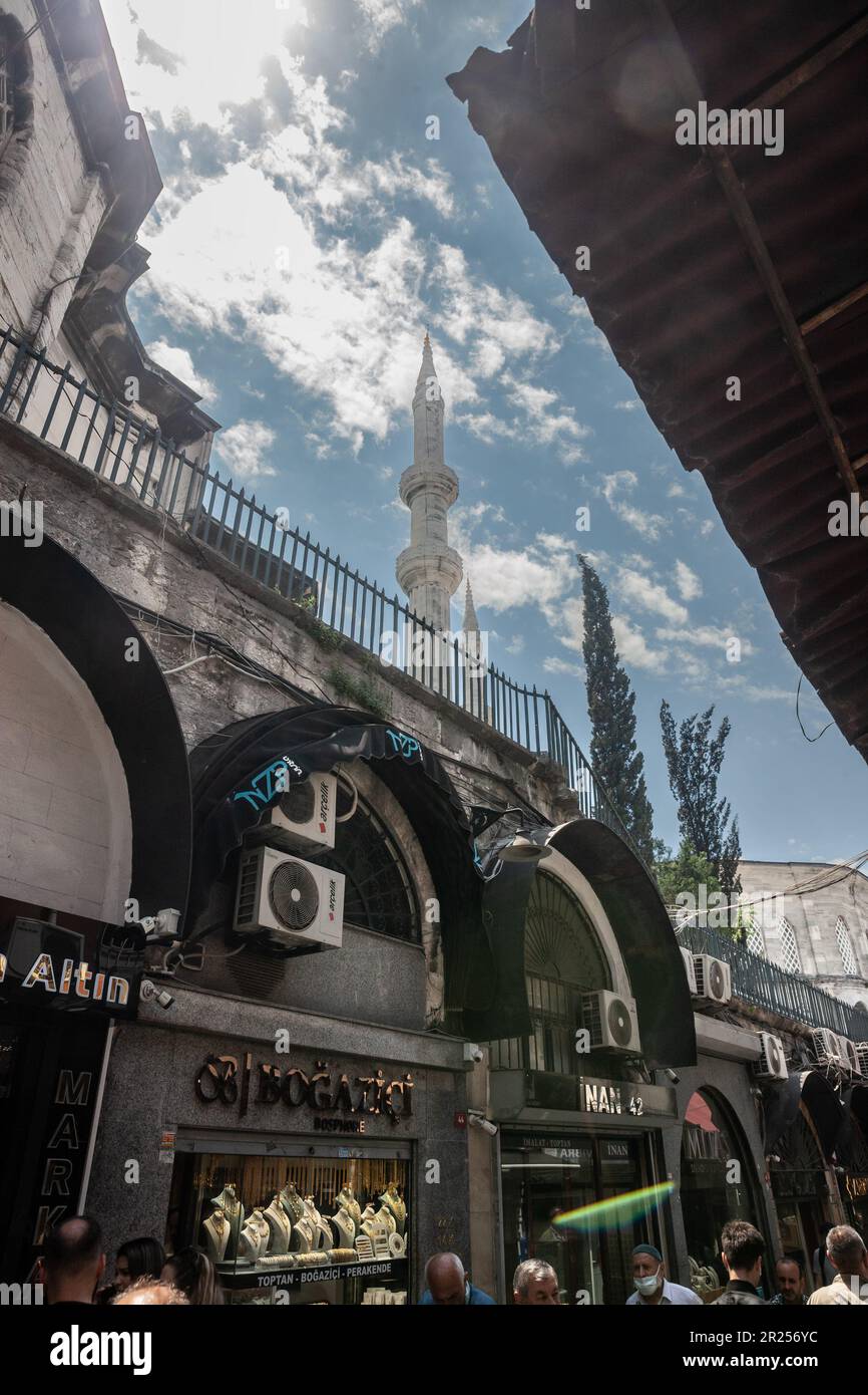 Strada piena di gente e negozi vicino al mercato Kapalicarsi a Istanbul, in Turchia, sul lato europeo. Foto Stock