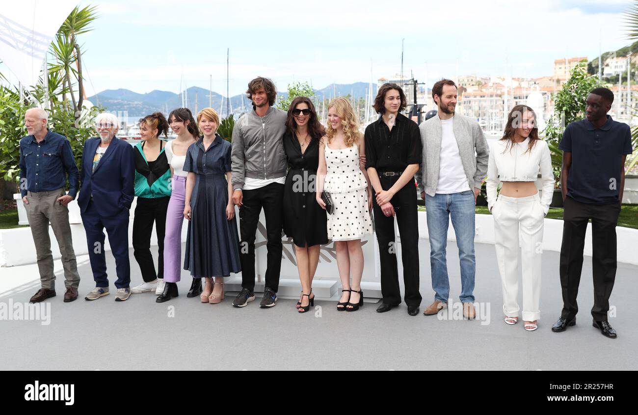 Cannes, Francia. 17th maggio, 2023. L'attrice e regista francese Maiwenn (7th L) si presenta con il cast durante una fotocall per il film 'Jeanne Du Barry' alla 76th edizione del Festival di Cannes a Cannes, nel sud della Francia, il 17 maggio 2023. Credit: Gao Jing/Xinhua/Alamy Live News Foto Stock