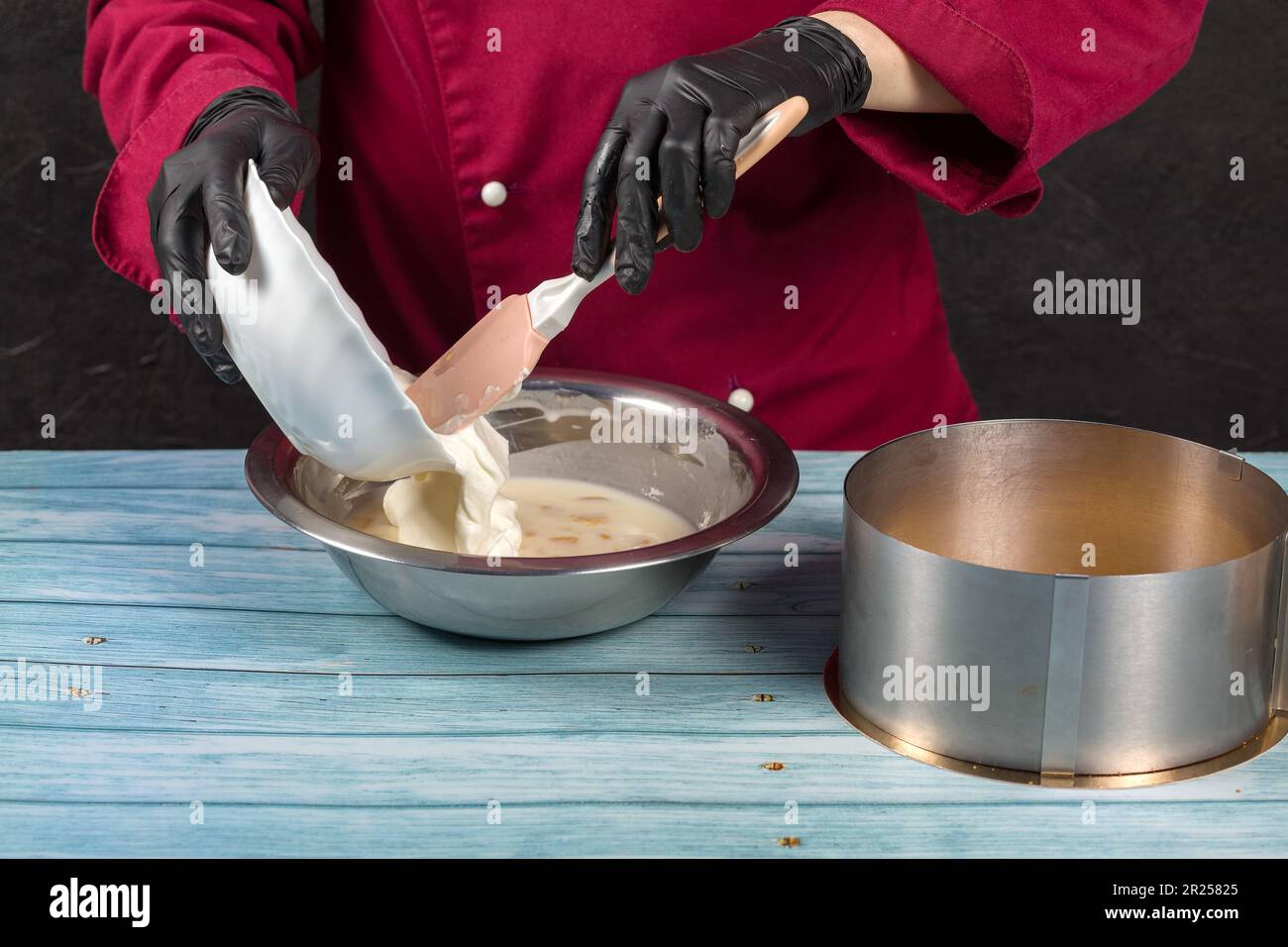 Il processo di preparazione della crema di yogurt per una torta. Processo di produzione di torte. Il concetto Home di cottura Foto Stock