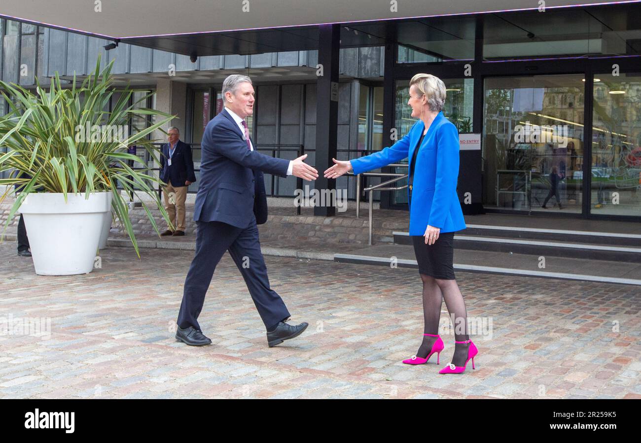 Londra, Inghilterra, Regno Unito. 17th maggio, 2023. KEIR STARMER, leader del partito laburista, viene accolto dalla baronessa MARTHA LANE-FOX al di fuori del Queen Elizabeth II Center prima di prendere un discorso al British Chambers of Commerce Annual Global Conference 2023. (Credit Image: © Tayfun Salci/ZUMA Press Wire) SOLO PER USO EDITORIALE! Non per USO commerciale! Foto Stock