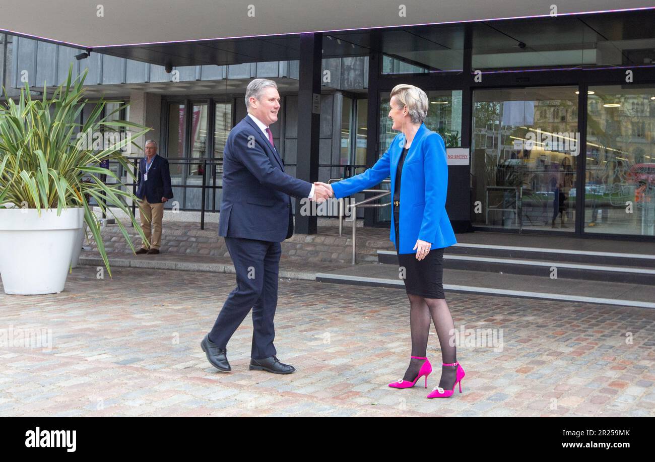 Londra, Inghilterra, Regno Unito. 17th maggio, 2023. KEIR STARMER, leader del partito laburista, viene accolto dalla baronessa MARTHA LANE-FOX al di fuori del Queen Elizabeth II Center prima di prendere un discorso al British Chambers of Commerce Annual Global Conference 2023. (Credit Image: © Tayfun Salci/ZUMA Press Wire) SOLO PER USO EDITORIALE! Non per USO commerciale! Foto Stock