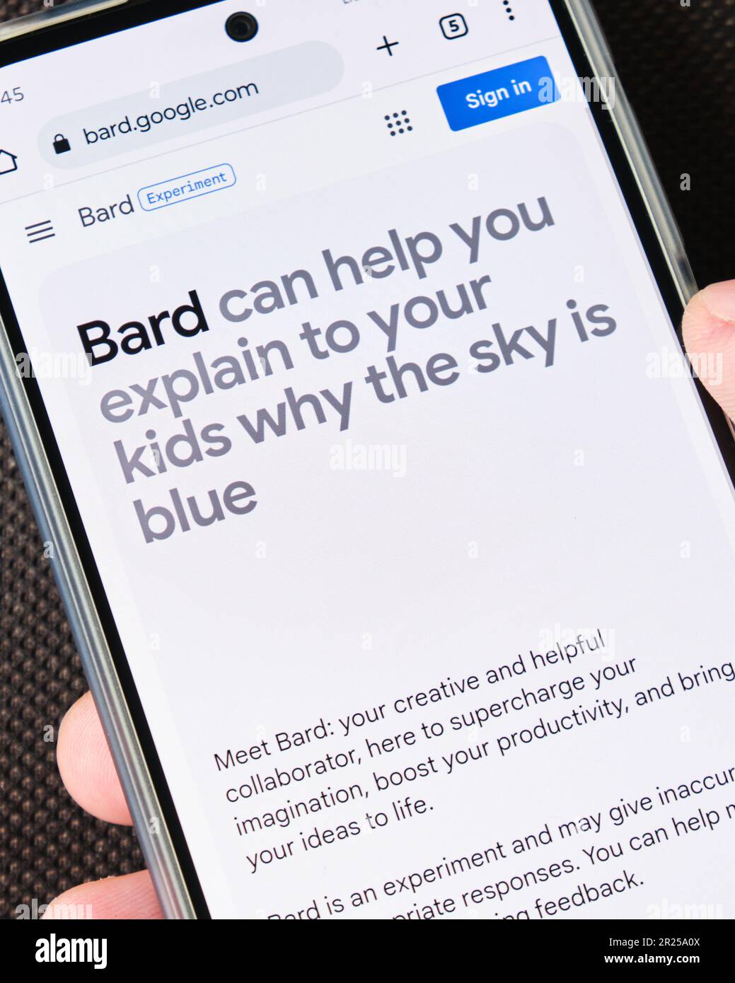 Google Bard ai chat bot homepage sullo schermo del telefono. Bard è un chatbot di intelligenza artificiale generativa conversazionale costruito utilizzando un modello di linguaggio di grandi dimensioni Foto Stock