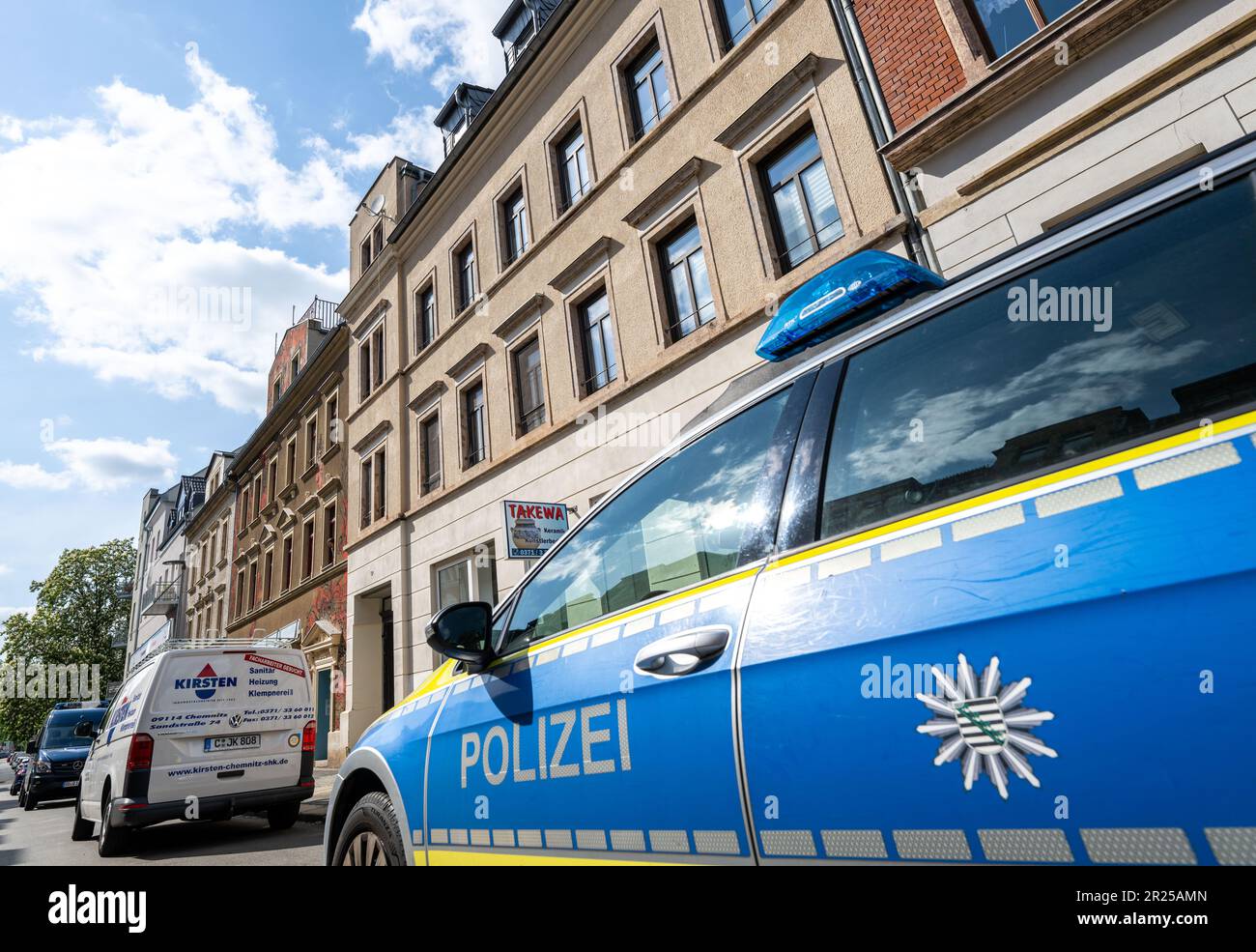 17 maggio 2023, Sassonia, Chemnitz: Un veicolo di polizia si trova di fronte a un edificio di appartamenti a Kanalstraße, nel quartiere Schlossemnitz di Chemnitz. Durante un'operazione di polizia a Chemnitz, un uomo è stato ferito da colpi di polizia. Secondo la polizia, il 31 aveva in precedenza puntato sugli ufficiali con una balestra mercoledì. Una pallottola aveva colpito uno scudo di polizia. Dopo di che, il 31-year-old ha continuato a puntare l'arma contro gli ufficiali di polizia. Gli ufficiali poi raggiunsero per le loro armi di servizio e spararono diversi colpi. Il 31-year-old è stato colpito. È stato portato in ospedale. Gli agenti di polizia avevano Foto Stock