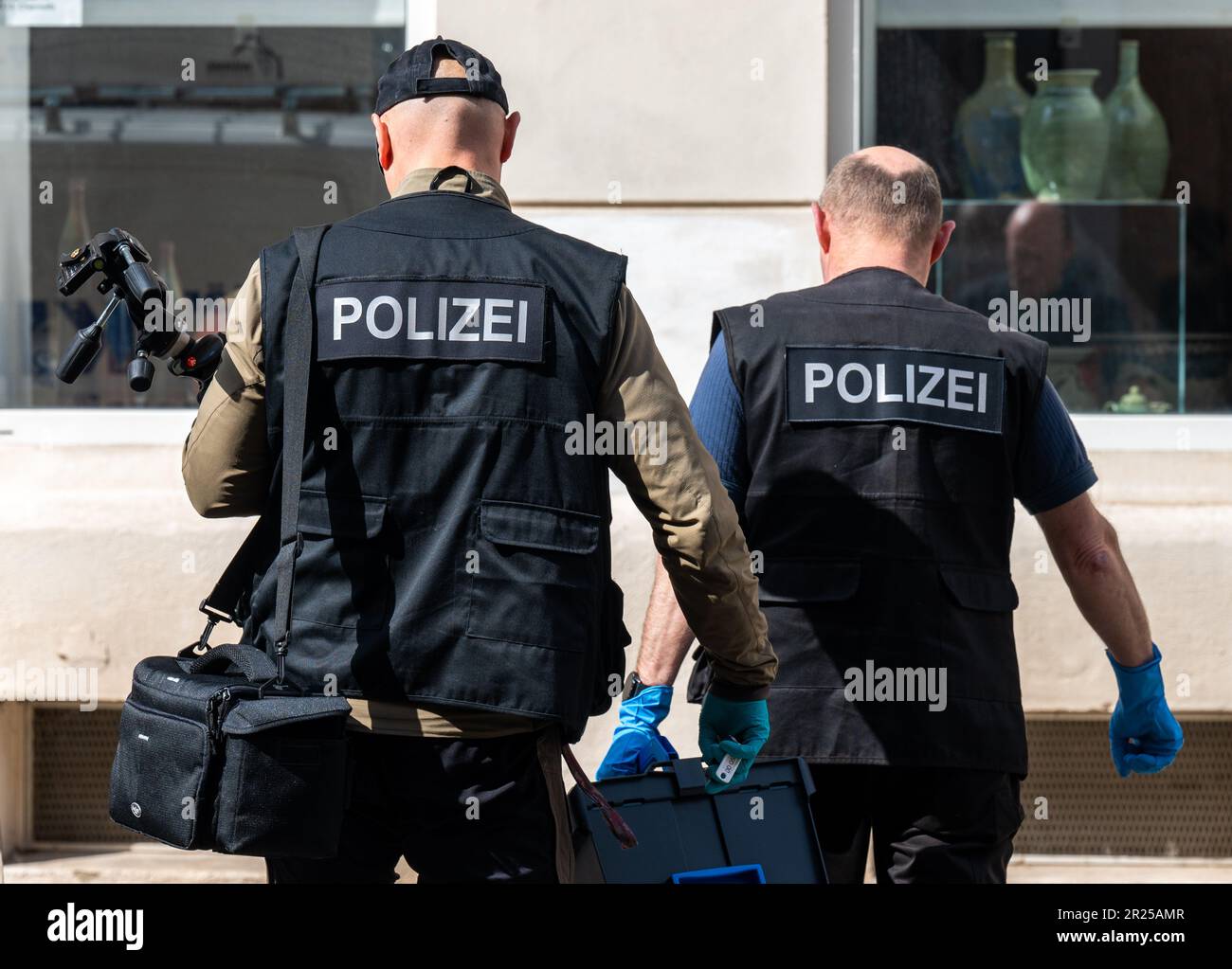 17 maggio 2023, Sassonia, Chemnitz: Ufficiali del dipartimento di investigazione penale vanno in una scena a Kanalstraße nel distretto di Schlossschemnitz. Durante un'operazione di polizia a Chemnitz, un uomo è stato ferito da colpi di polizia. Secondo la polizia, l'uomo di 31 anni aveva precedentemente puntato sugli ufficiali con una balestra mercoledì. Una pallottola aveva colpito uno scudo di polizia. Dopo di che, il 31-year-old ha continuato a puntare l'arma contro gli ufficiali di polizia. Gli ufficiali poi raggiunsero per le loro armi di servizio e spararono diversi colpi. Il 31-year-old è stato colpito. È stato portato in ospedale. Gli agenti di polizia hanno fatto visita Foto Stock