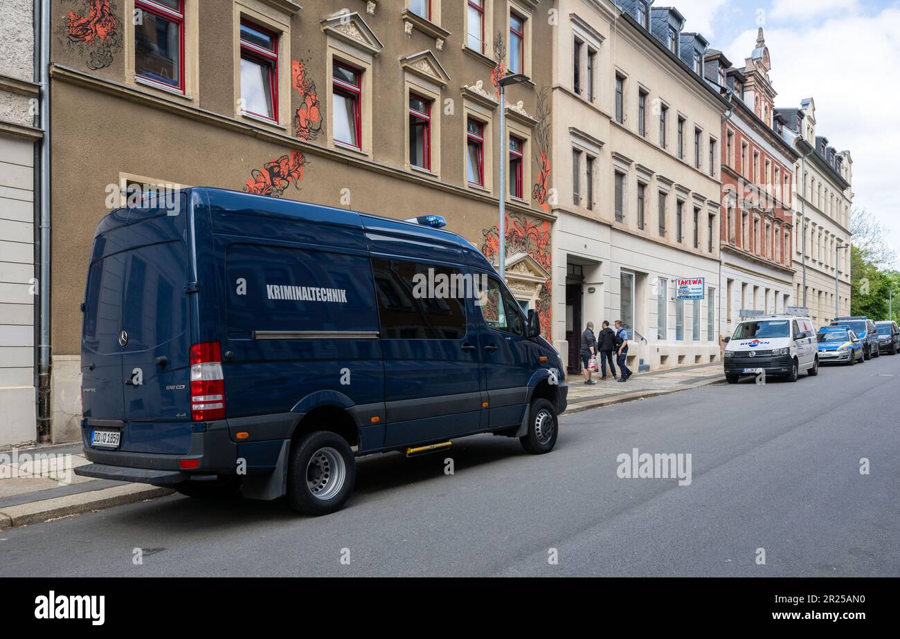 17 maggio 2023, Sassonia, Chemnitz: Un veicolo forense è parcheggiato a Kanalstraße nel distretto di Schlossschemnitz. Durante un'operazione di polizia a Chemnitz, un uomo è stato ferito da colpi di polizia. Secondo la polizia, il 31 aveva in precedenza puntato sugli ufficiali con una balestra mercoledì. Una pallottola aveva colpito uno scudo di polizia. Dopo di che, il 31-year-old ha continuato a puntare l'arma contro gli ufficiali di polizia. Gli ufficiali poi raggiunsero per le loro armi di servizio e spararono diversi colpi. Il 31-year-old è stato colpito. È stato portato in ospedale. Gli agenti di polizia avevano visitato il suo appartamento per eseguire Foto Stock