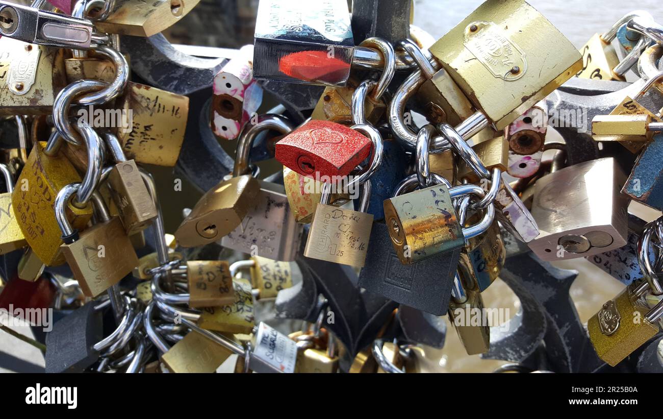 Un primo piano di molte serrature scattato insieme su una recinzione di ferro nero a Praga. Foto Stock