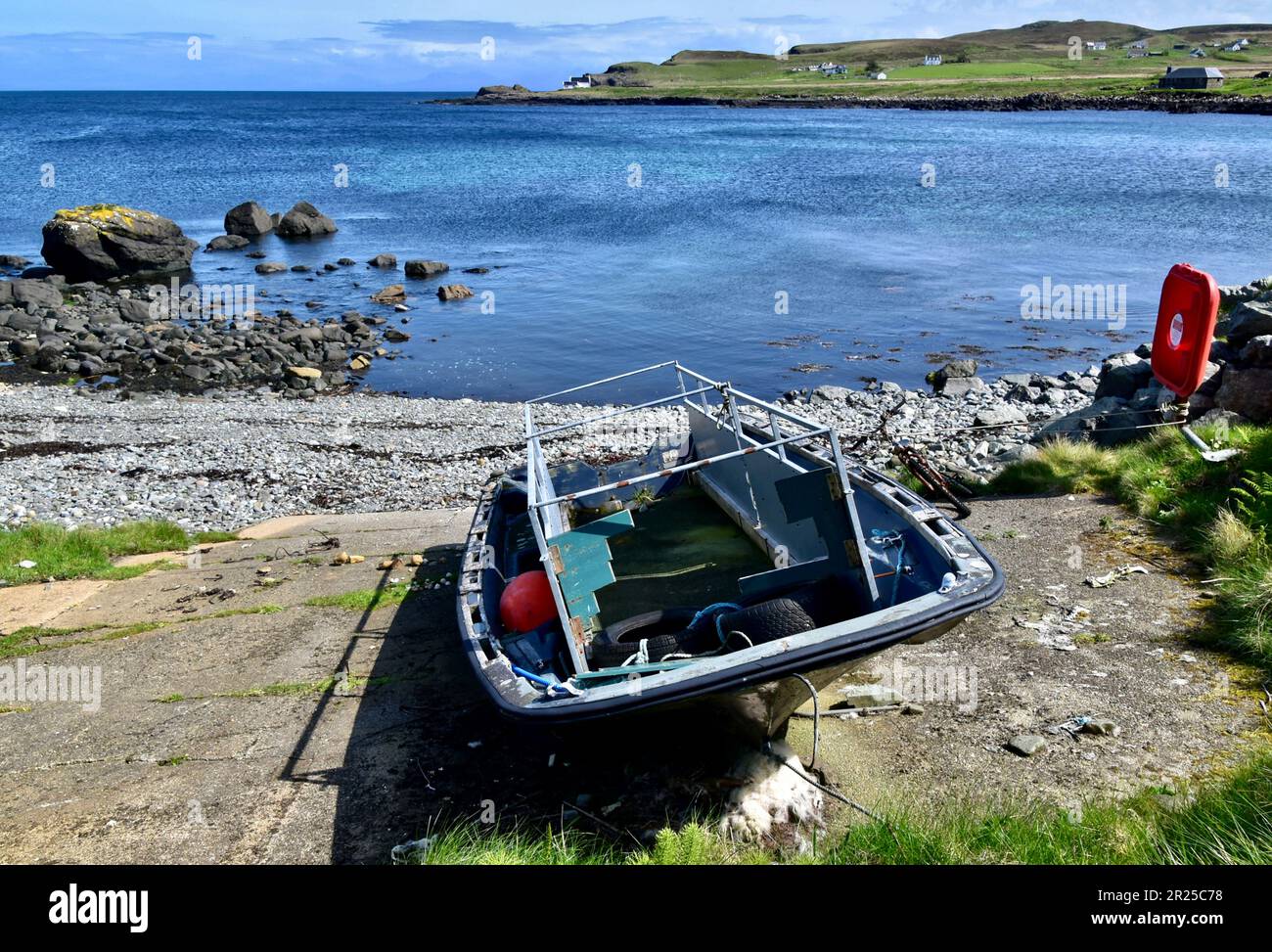 Barca abbandonata sulla pista di scorrimento a Port Gobhlaig, Kilmaluag Bay, Isola di Skye. Foto Stock