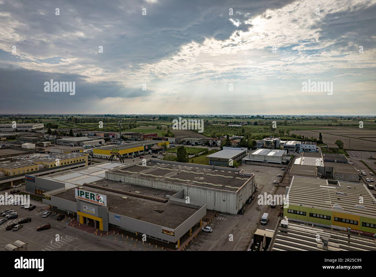 Rovigo, Italia 11 maggio 2023: Panorama aereo di un parco industriale provinciale nel Nord Italia Foto Stock