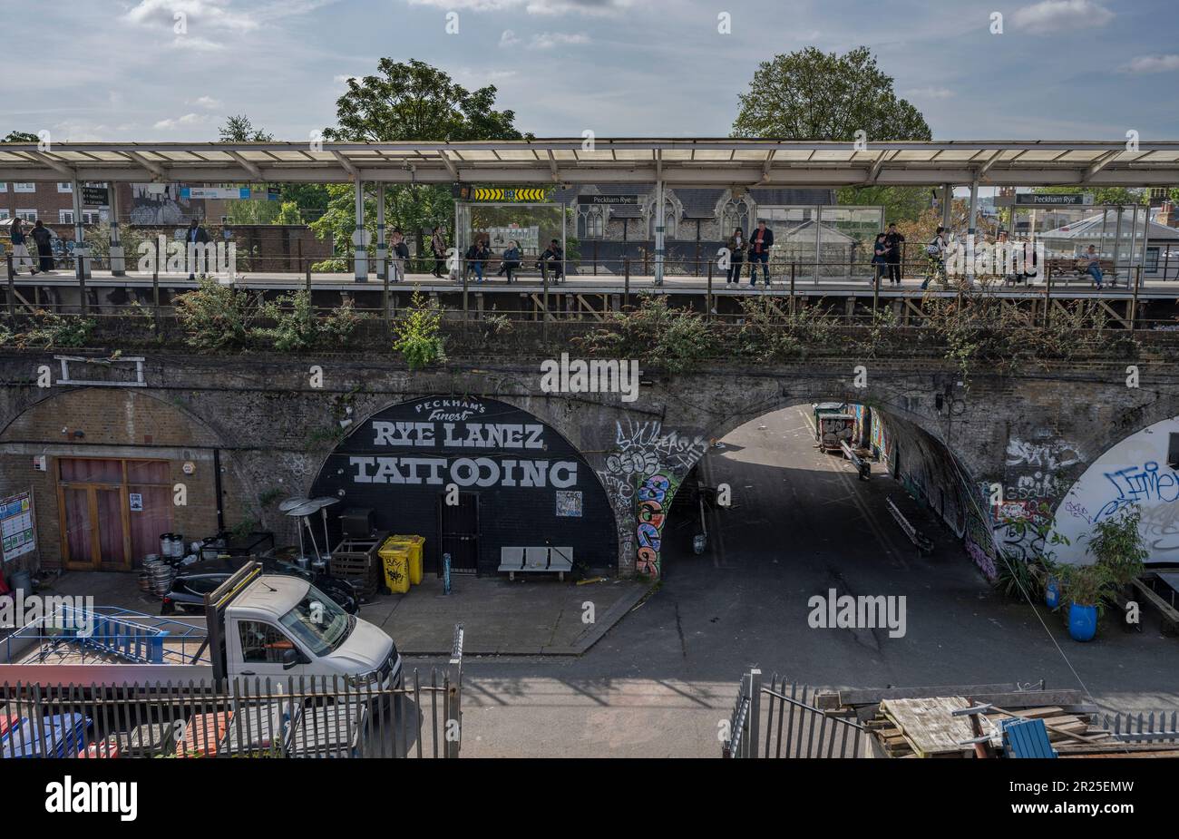 Londra, Regno Unito. Piattaforma ferroviaria sul viadotto meridionale alla stazione di Peckham Rye sulla linea South London, data della foto 17 maggio 2023 Foto Stock