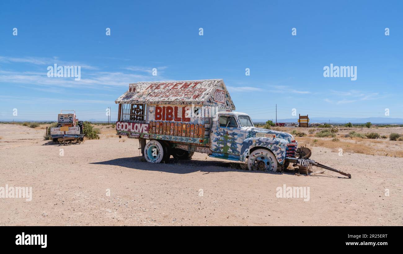 Niland, California - 25 maggio 2020: Vecchio camion dipinto con versetti biblici a Leonard Knight's Salvation Mountain. Foto Stock