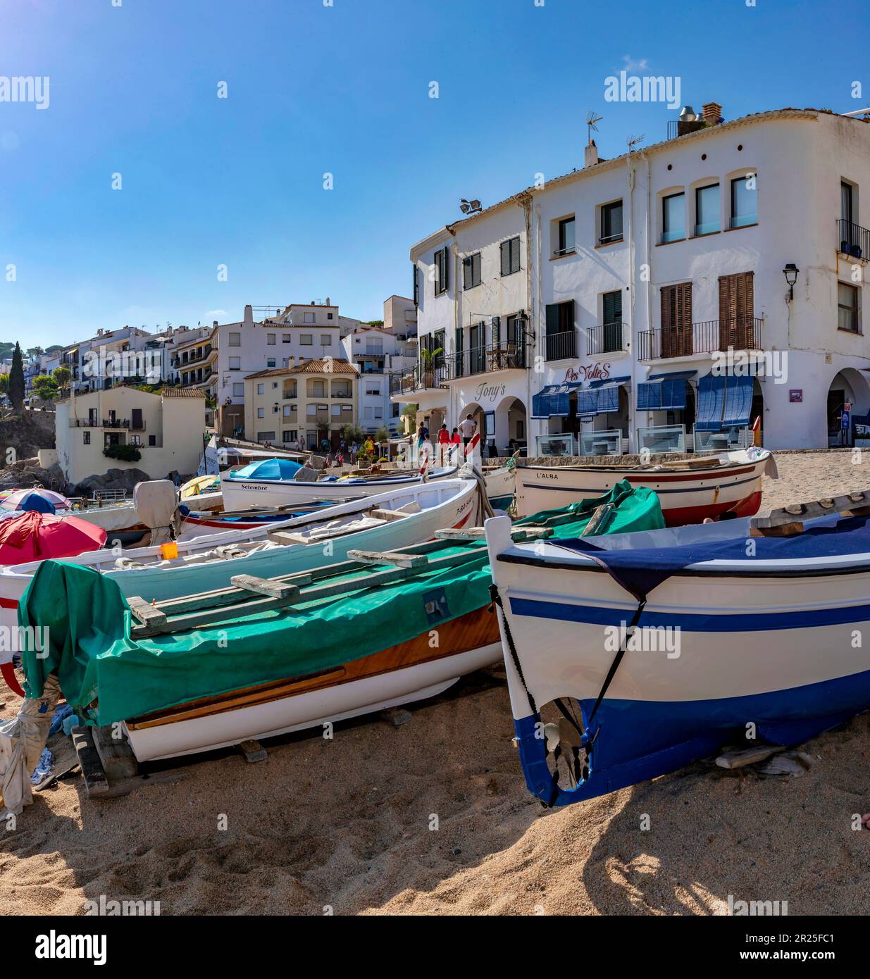 Carrer Miramar, Port Bo / Platja de les Barques, navi da pesca *** Caption locale *** Calella de Palafrugell, , Spagna, città, villaggio, estate, spiaggia, Foto Stock