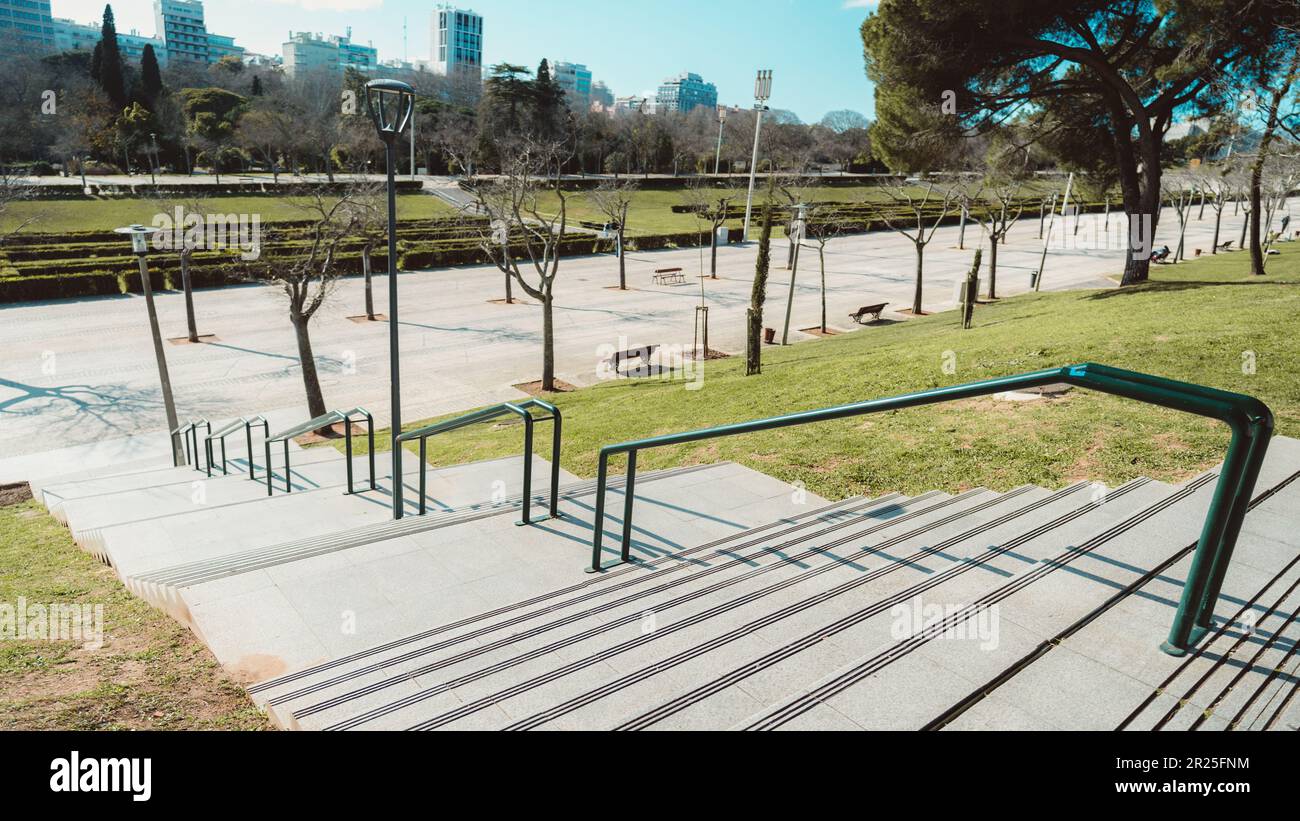 Lisbona; il grandangolo cattura la grandezza del Parque Eduardo VII, dalla cima di una scala, mostrando la distesa di erba verde e un'ampia wa Foto Stock