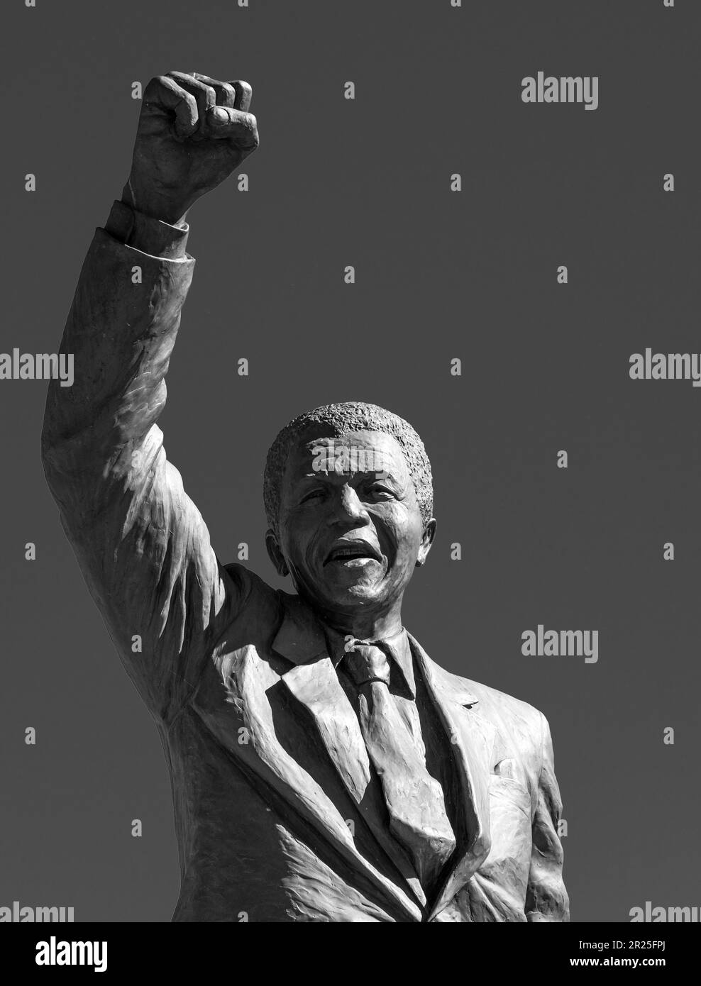 Nelson Mandela statuebroin bianco e nero, Drakenstein Correctional Centre, Città del Capo, Sud Africa. Foto Stock