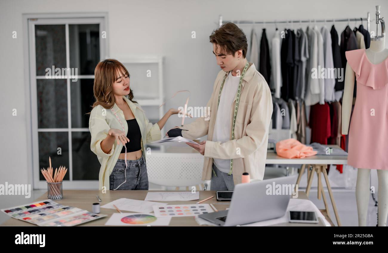 Due eleganti alla moda sono infelici, insoddisfatti e mostrano gesti seri dopo aver fronteggiato incomprensioni ed essere frustrati da opinioni diverse Foto Stock