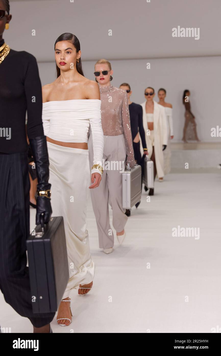 Sydney, Australia. 17th maggio, 2023. I modelli camminano sulla pista durante lo spettacolo DI HENNE durante la Afterpay Australian Fashion Week 2023 alla St Barnabas Anglican Church il 17 MAGGIO 2023 a Sydney, Australia Credit: IOIO IMAGES/Alamy Live News Foto Stock