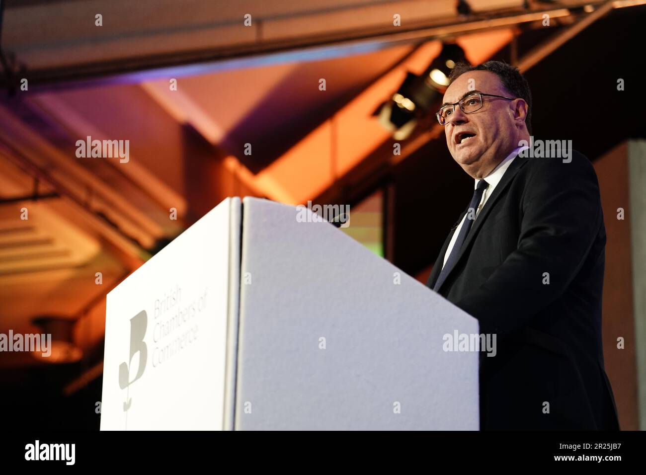 Andrew Bailey, Governatore della Banca d'Inghilterra, durante la conferenza mondiale annuale delle Camere di Commercio britanniche, al QEII Centre, Londra. Data immagine: Mercoledì 17 maggio 2023. Foto Stock