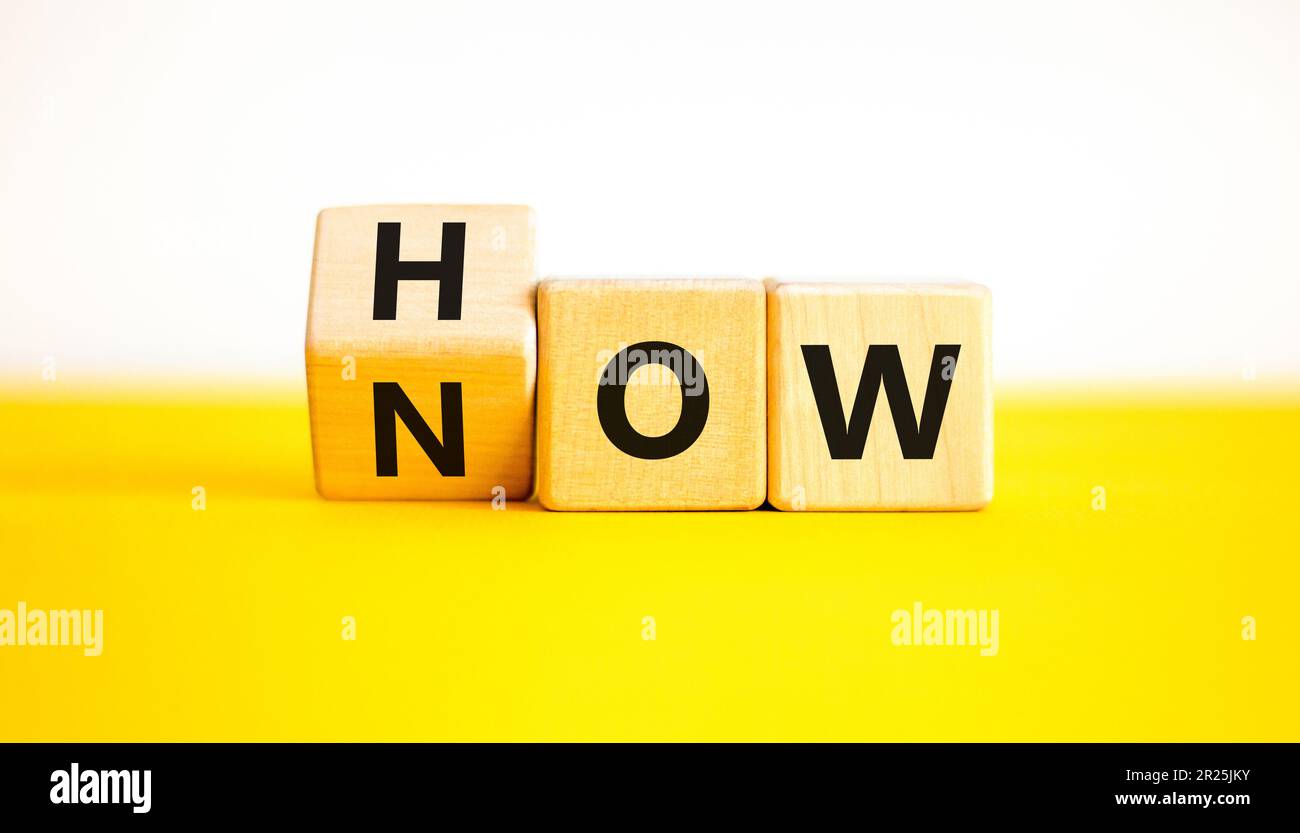 Sapere come simbolo. Uomo d'affari gira cubi di legno e cambia la parola come sapere. Bellissimo sfondo bianco tavolo giallo. Spazio di copia. Business e kN Foto Stock