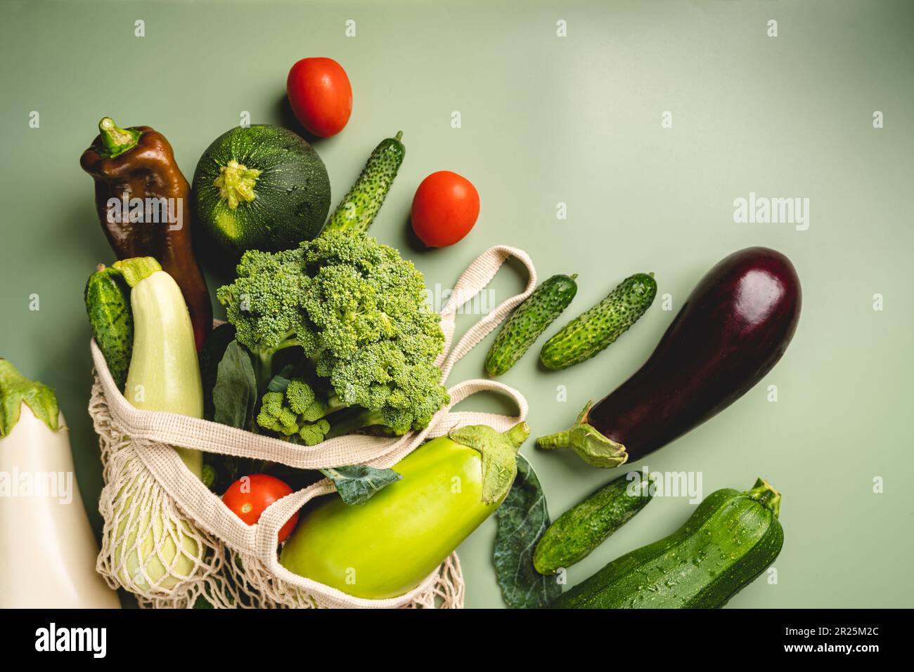 Sacchetto a rete con verdure biologiche Foto Stock
