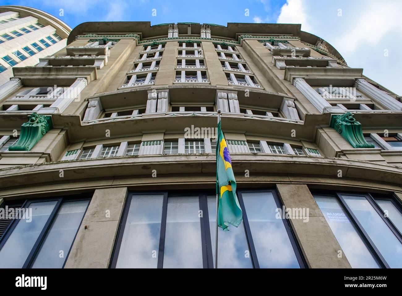 Rio de Janeiro, Brasile - 2 maggio 2023: Vista ad angolo basso di una facciata di un edificio nel quartiere del centro. C'è una bandiera brasiliana nella struttura Foto Stock