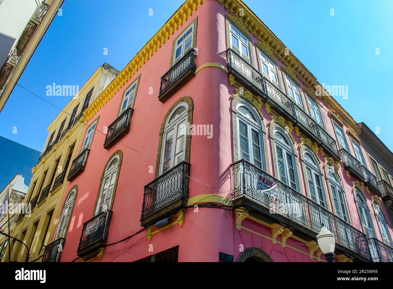 Rio de Janeiro, Brasile - 2 maggio 2023: Colori rosa e giallo nella facciata di un edificio nel centro storico. Foto Stock