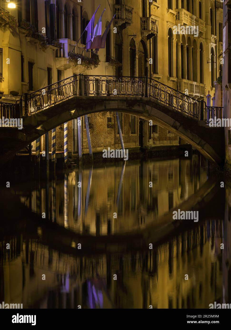 Ponte su un canale di Venezia di notte Foto Stock