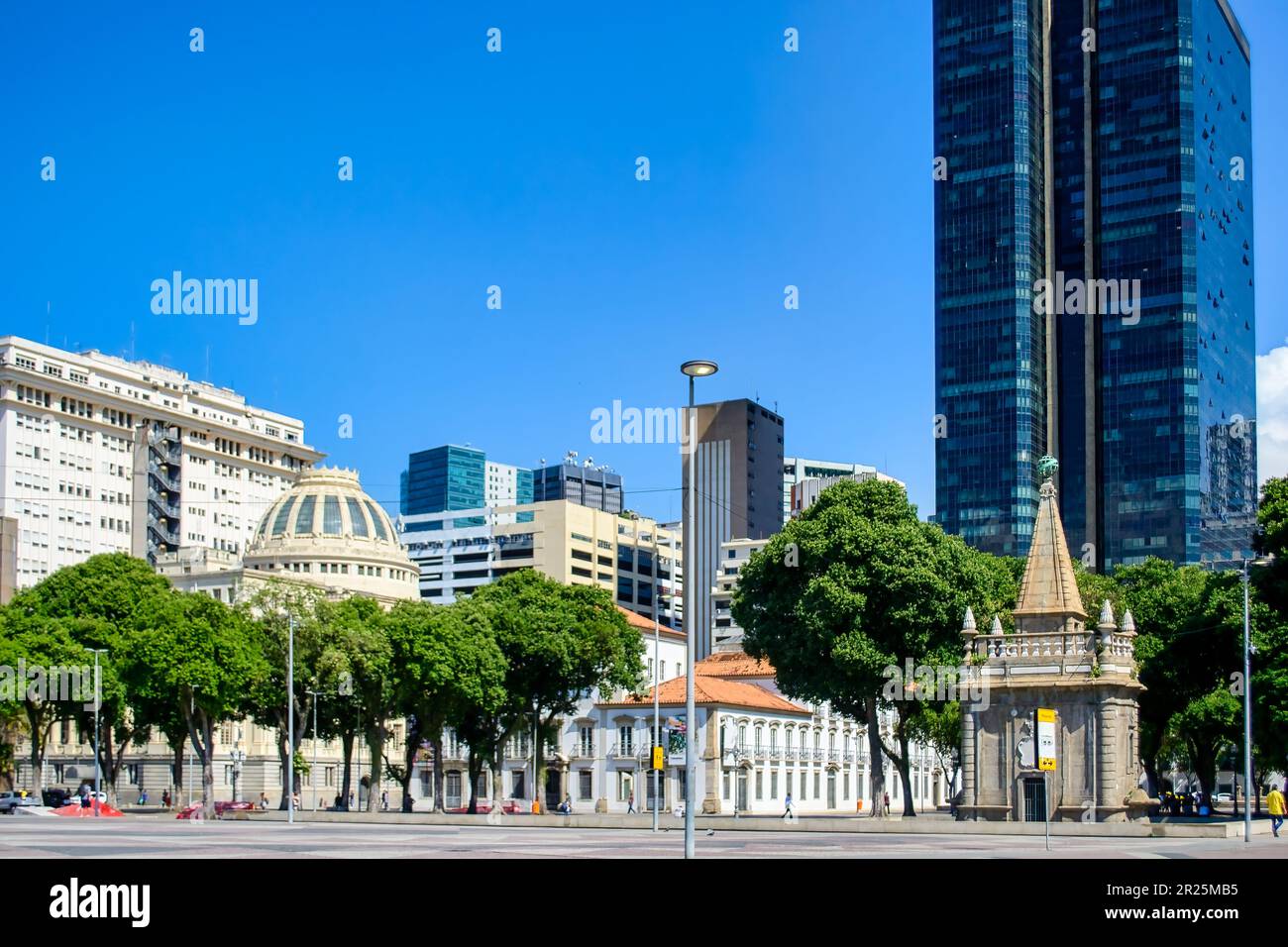 Rio de Janeiro, Brasile - 2 maggio 2023: Paesaggio urbano nella piazza della città chiamata Praha XV de Novembro nel centro città. Foto Stock