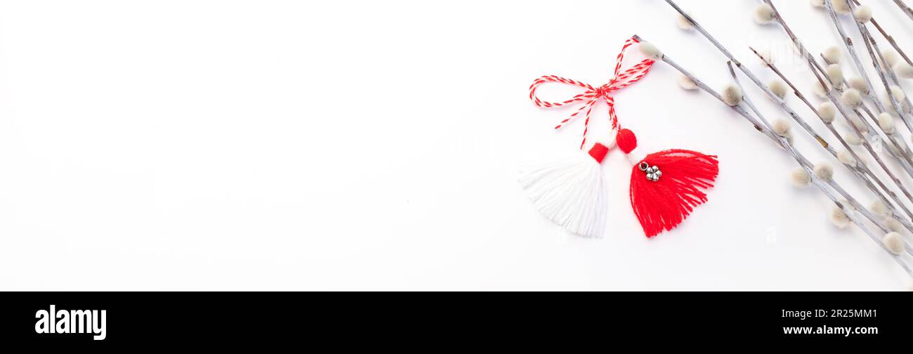 Banner Martenitsa, Baba Marta. Tradizionale Martisor simbolo di festa 1 marzo su sfondo bianco con Willow Twig. Celebrazione del giorno della nonna Marta in Foto Stock