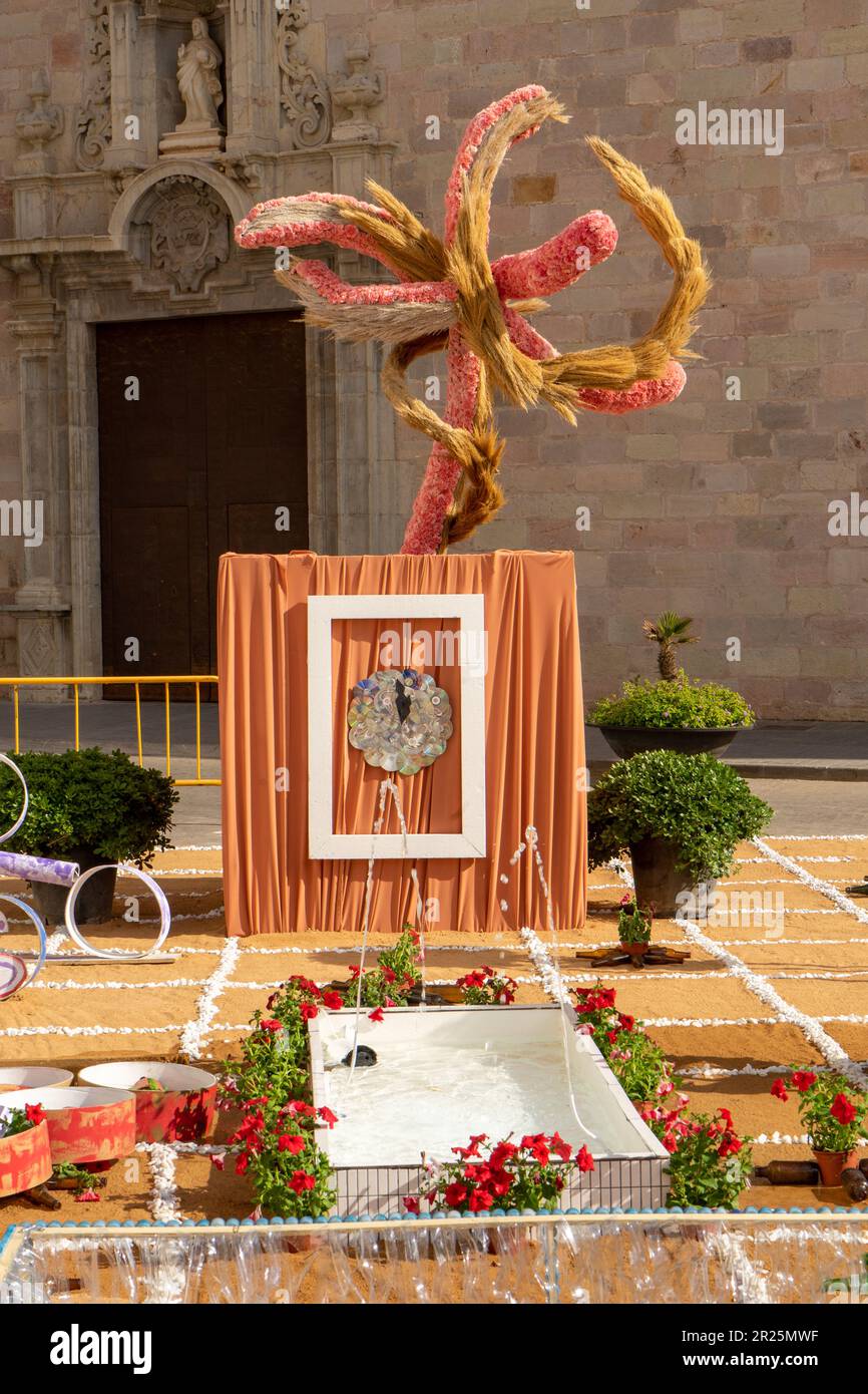 Burriana, Spagna 06-05-2023: Immagine editoriale della mostra degli elementi floreali in forma di croci per la festa di Las Cruces De Mayo in Foto Stock