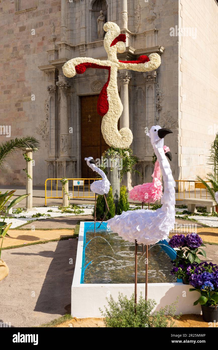Burriana, Spagna 06-05-2023: Immagine editoriale della mostra degli elementi floreali in forma di croci per la festa di Las Cruces De Mayo in Foto Stock