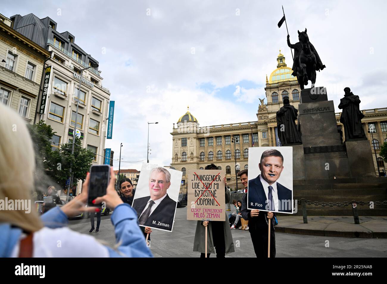 Praga, Repubblica Ceca. 17th maggio, 2023. Amnesty International e insieme contro l'odio scena di gruppo in occasione della Giornata Internazionale contro l'omofobia, la Bifobia e la Transpfobia, il 17 maggio 2023, in Piazza Venceslao a Praga, Repubblica Ceca. Credit: Ondrej Deml/CTK Photo/Alamy Live News Foto Stock