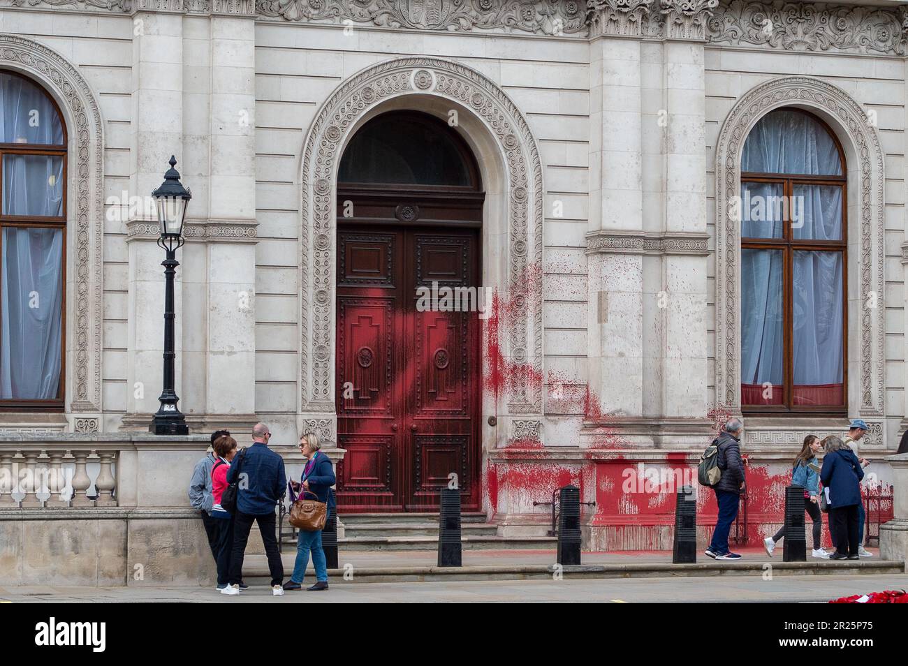 Whitehall, Londra, Regno Unito. 17th maggio, 2023. L'azione per la Palestina ha twittato lunedì "l'azione per la Palestina ha spruzzato l'Ufficio degli Esteri britannico con vernice rossa, per commemorare 75 anni dall'inizio della pulizia etnica della Palestina”. Due attivisti pro Palestina sono stati arrestati per questa azione di Nakba 75 di fronte al Cenotaph a Whitehall dalla polizia. I turisti bemused stavano camminando oltre l'ufficio straniero oggi guardando le conseguenze della vernice rossa spruzzata su questo edificio storico. Credit: Alamy Live News Foto Stock