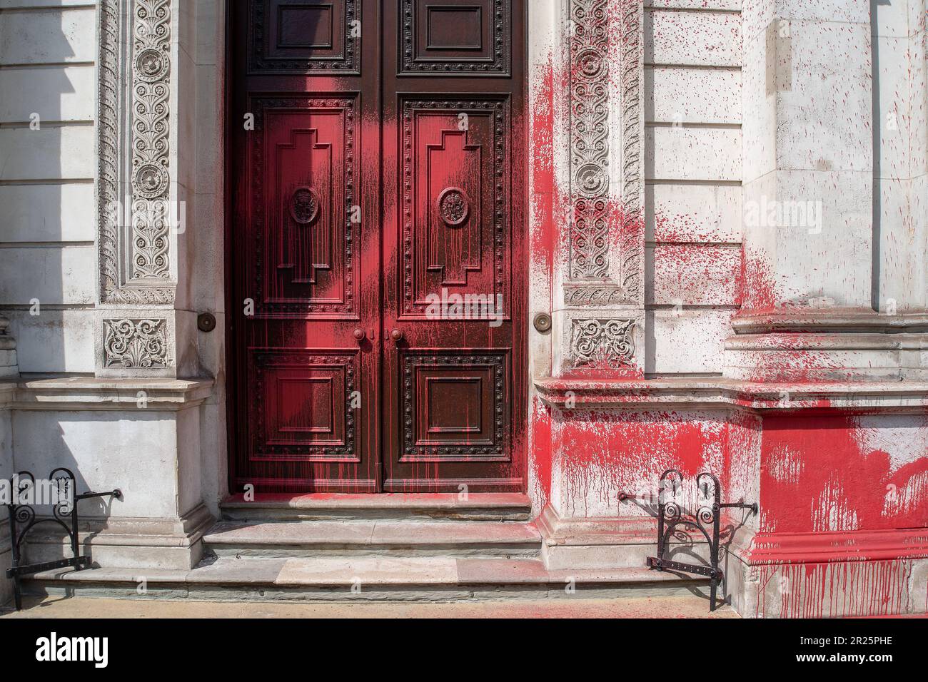 Whitehall, Londra, Regno Unito. 17th maggio, 2023. L'azione per la Palestina ha twittato lunedì "l'azione per la Palestina ha spruzzato l'Ufficio degli Esteri britannico con vernice rossa, per commemorare 75 anni dall'inizio della pulizia etnica della Palestina”. Due attivisti pro Palestina sono stati arrestati per questa azione di Nakba 75 di fronte al Cenotaph a Whitehall dalla polizia. I turisti bemused stavano camminando oltre l'ufficio straniero oggi guardando le conseguenze della vernice rossa spruzzata su questo edificio storico. Credit: Alamy Live News Foto Stock